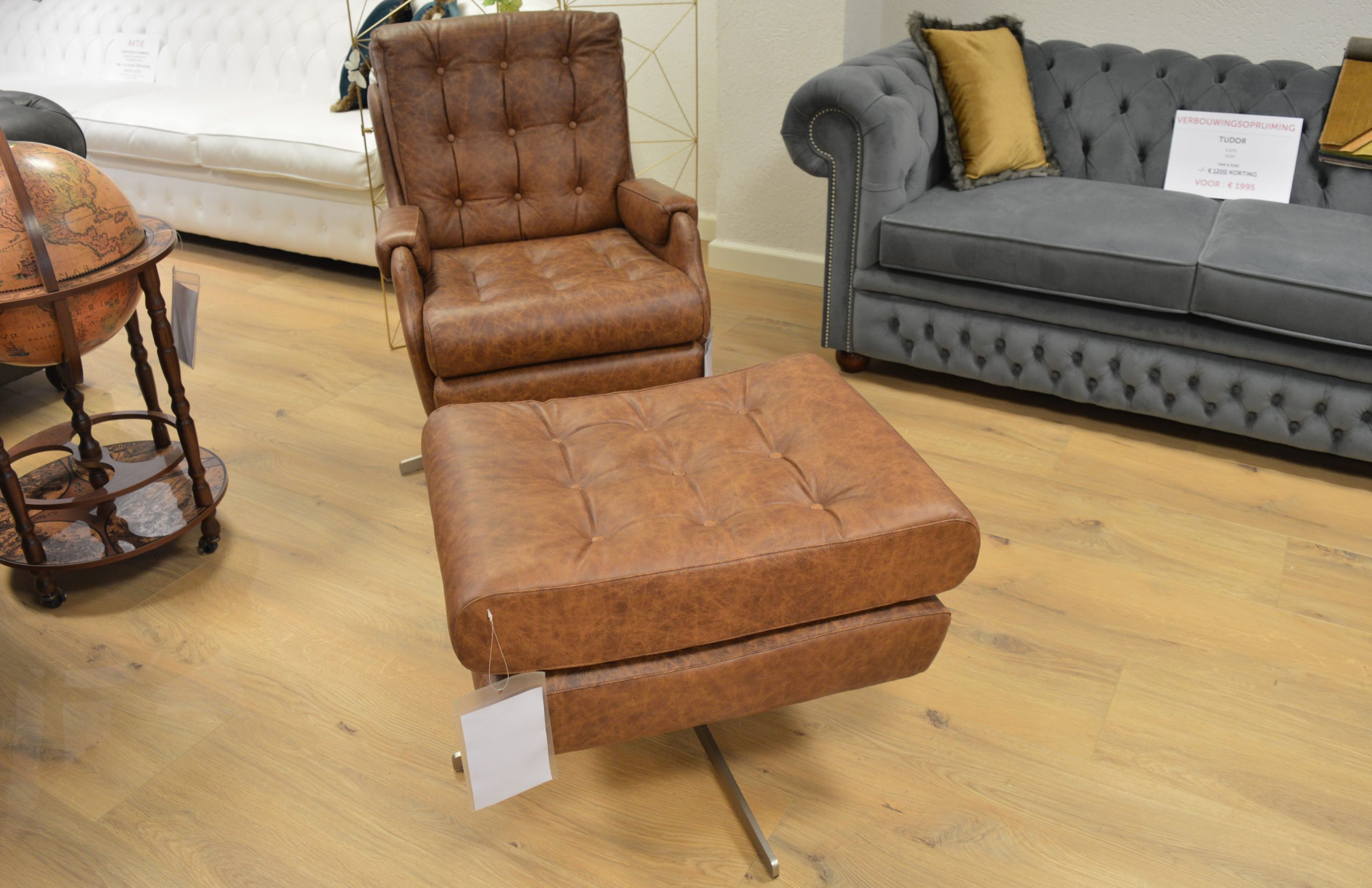 Deze unieke Chesterfield set van draaifauteuil en poef is te koop in Eindhoven met korting. Inclusief certificaat van echtheid.