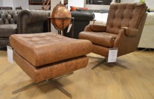 Deze unieke Chesterfield set van draaifauteuil en poef is te koop in Eindhoven met korting. Inclusief certificaat van echtheid.