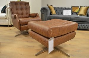 Deze unieke Chesterfield set van draaifauteuil en poef is te koop in Eindhoven met korting. Inclusief certificaat van echtheid.