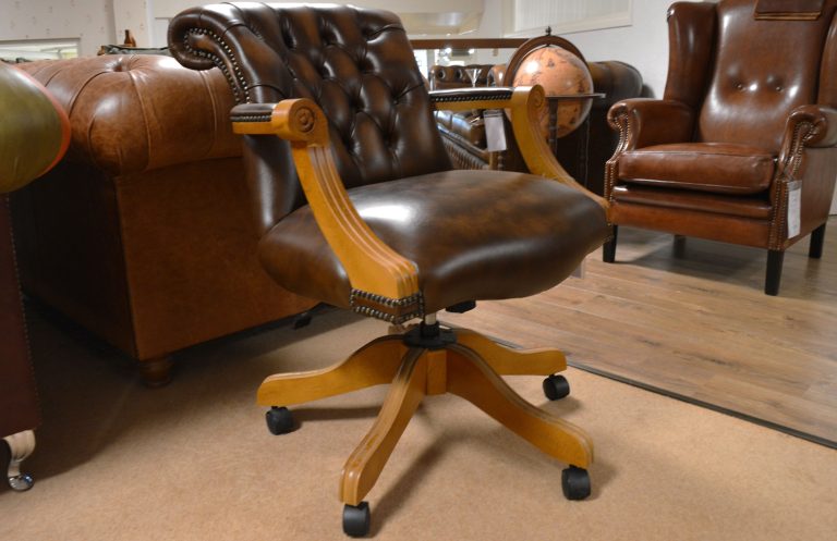 Deze traditionele Chesterfield bureaustoel. is te koop in Eindhoven met korting. Inclusief certificaat van echtheid.