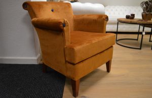 Verbouwingsopruiming showroom Eindhoven. Vandaar deze stoffen bijzetfauteuil Alba in gebreide velours stof met hoge korting. Direct mee te nemen.