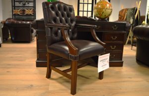 Verbouwingsopruiming showroom Eindhoven. Vandaar deze Gainsborough chesterfield bureaustoel in de aanbieding met 20% korting. Direct mee te nemen.