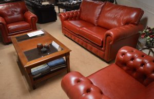 Verbouwingsopruiming showroom Eindhoven. Vandaar deze chesterfield 3+1+1 set model Richmond met hoge korting en certificaten.