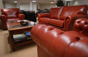 Verbouwingsopruiming showroom Eindhoven. Vandaar deze chesterfield 3+1+1 set model Richmond met hoge korting en certificaten.