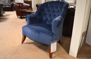 Verbouwingsopruiming showroom Eindhoven. Vandaar deze stoffen bijzetfauteuil in gebreide velours stof met hoge korting.