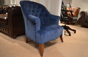 Verbouwingsopruiming showroom Eindhoven. Vandaar deze stoffen bijzetfauteuil in gebreide velours stof met hoge korting.