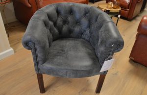 Victorian long leg tub chesterfield chair. In verband met de verbouwingsopruiming in vestiging Eindhoven met korting. Volledige garantie/ certificaten