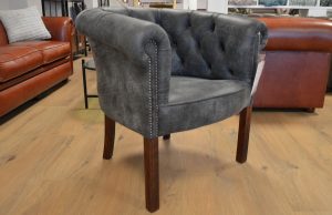 Victorian long leg tub chesterfield chair. In verband met de verbouwingsopruiming in vestiging Eindhoven met korting. Volledige garantie/ certificaten