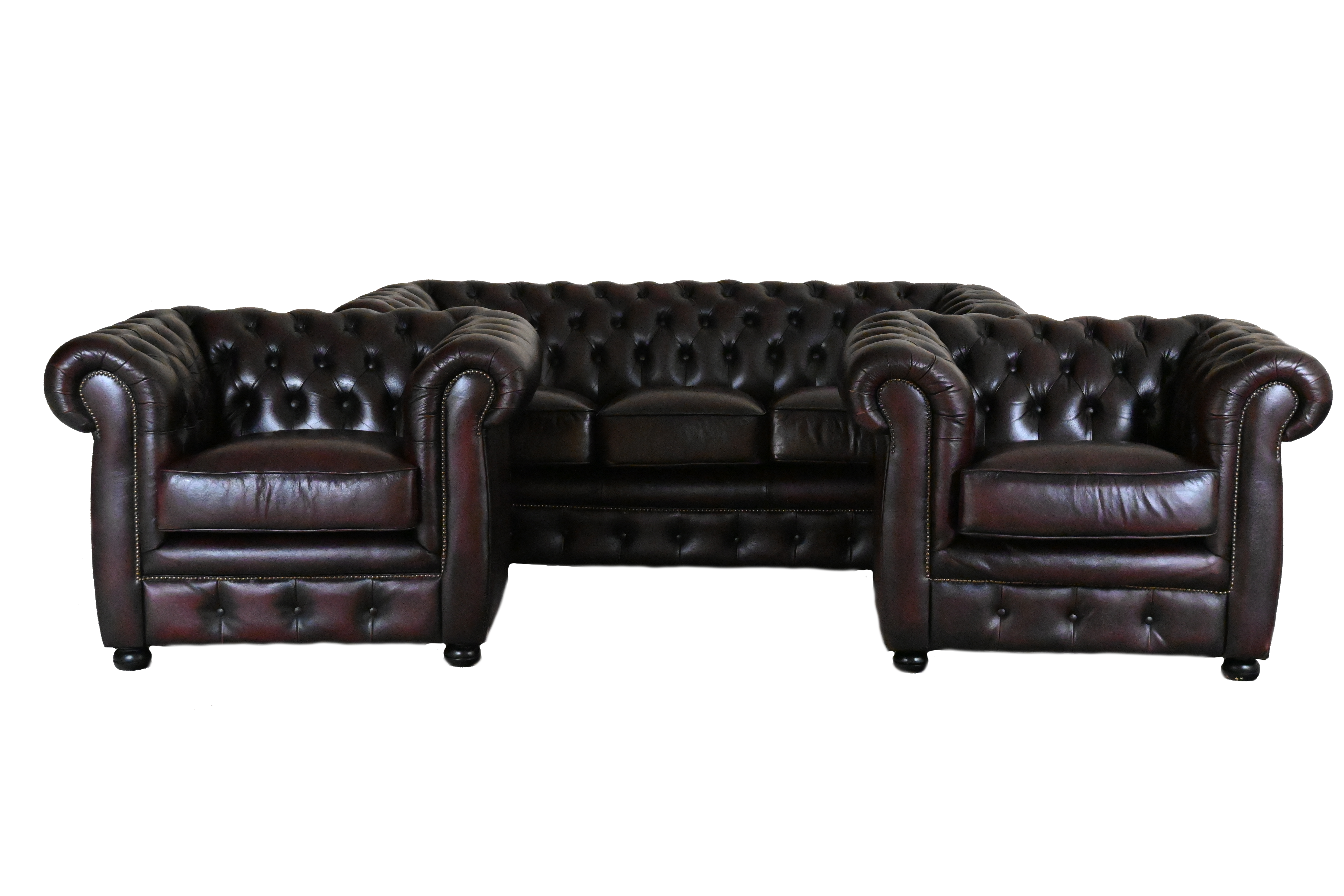 Ervaar comfort en stijl met deze Chesterfield 3+1+1-set. Medium rug ondersteuning, zachte zitkussens en vernieuwde top en interieurs