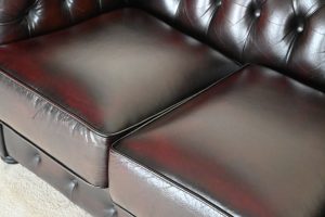 Ervaar comfort en stijl met deze Chesterfield 3+1+1-set. Medium rug ondersteuning, zachte zitkussens en vernieuwde top en interieurs