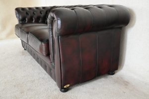 Ervaar comfort en stijl met deze Chesterfield 3+1+1-set. Medium rug ondersteuning, zachte zitkussens en vernieuwde top en interieurs