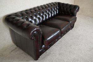 Ervaar comfort en stijl met deze Chesterfield 3+1+1-set. Medium rug ondersteuning, zachte zitkussens en vernieuwde top en interieurs