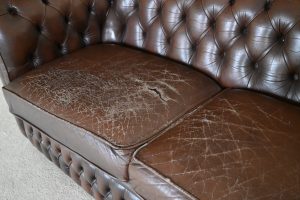 Zoek je een Vintage Chesterfield bank met karakter? Deze doorleefde bank, vol vintage charme is perfect voor b.v. een mancave. Kom langs en ontdek 't zelf! #234669