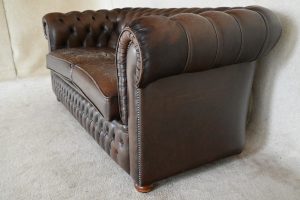 Zoek je een Vintage Chesterfield bank met karakter? Deze doorleefde bank, vol vintage charme is perfect voor b.v. een mancave. Kom langs en ontdek 't zelf! #234669