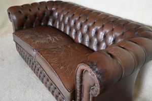 Zoek je een Vintage Chesterfield bank met karakter? Deze doorleefde bank, vol vintage charme is perfect voor b.v. een mancave. Kom langs en ontdek 't zelf! #234669