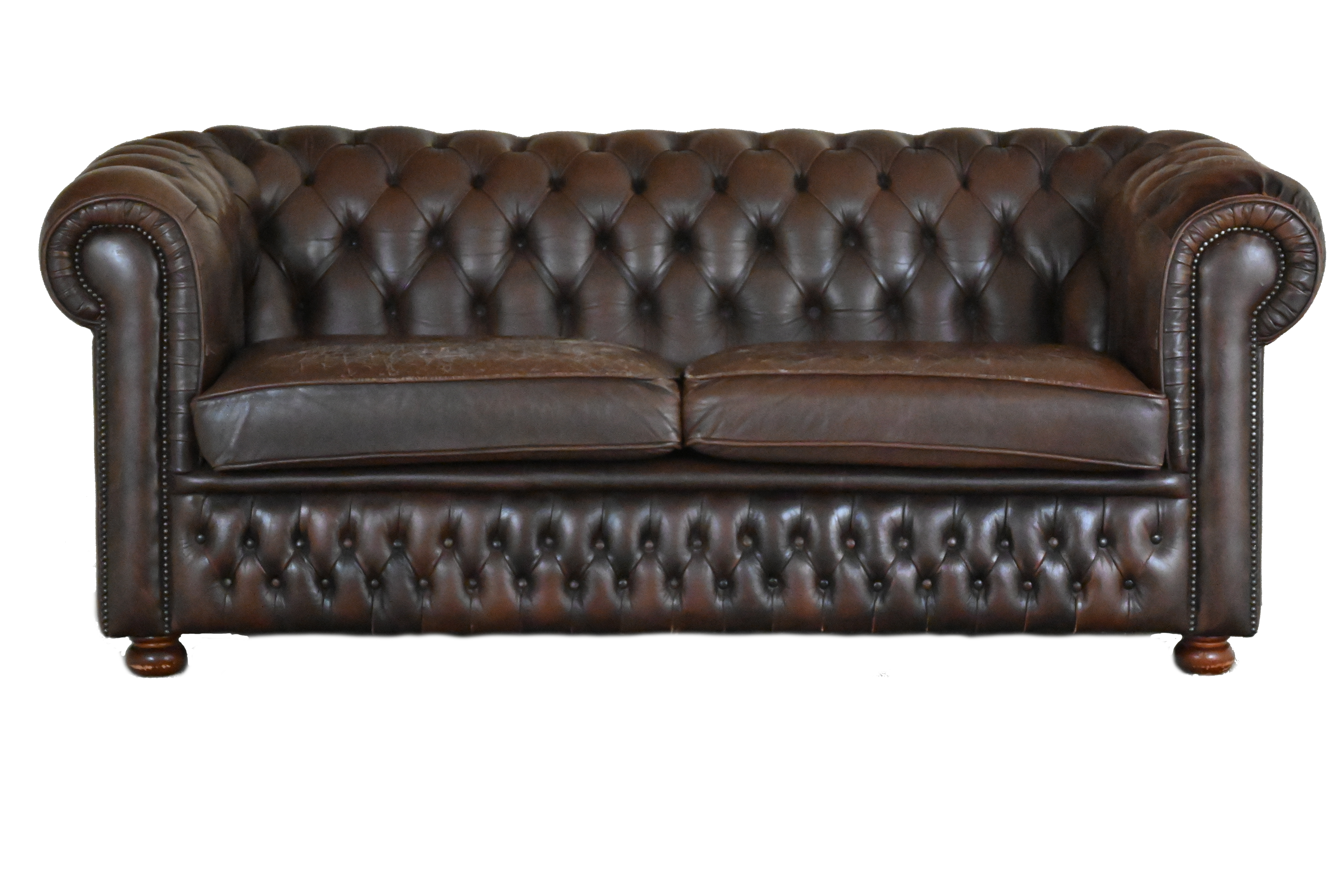 Zoek je een Vintage Chesterfield bank met karakter? Deze doorleefde bank, vol vintage charme is perfect voor b.v. een mancave. Kom langs en ontdek 't zelf! #234669