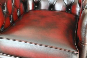 Een Highlander Chesterfield fauteuil occasion: robuust design, hoge rugleuning voor extra steun en zacht zitcomfort.#234701