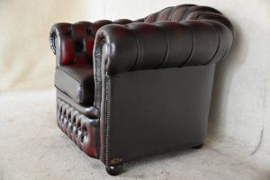 Een Highlander Chesterfield fauteuil occasion: robuust design, hoge rugleuning voor extra steun en zacht zitcomfort.#234701