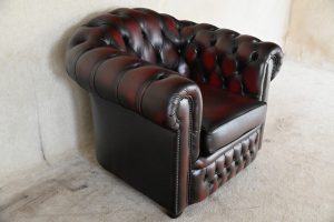 Een Highlander Chesterfield fauteuil occasion: robuust design, hoge rugleuning voor extra steun en zacht zitcomfort.#234701