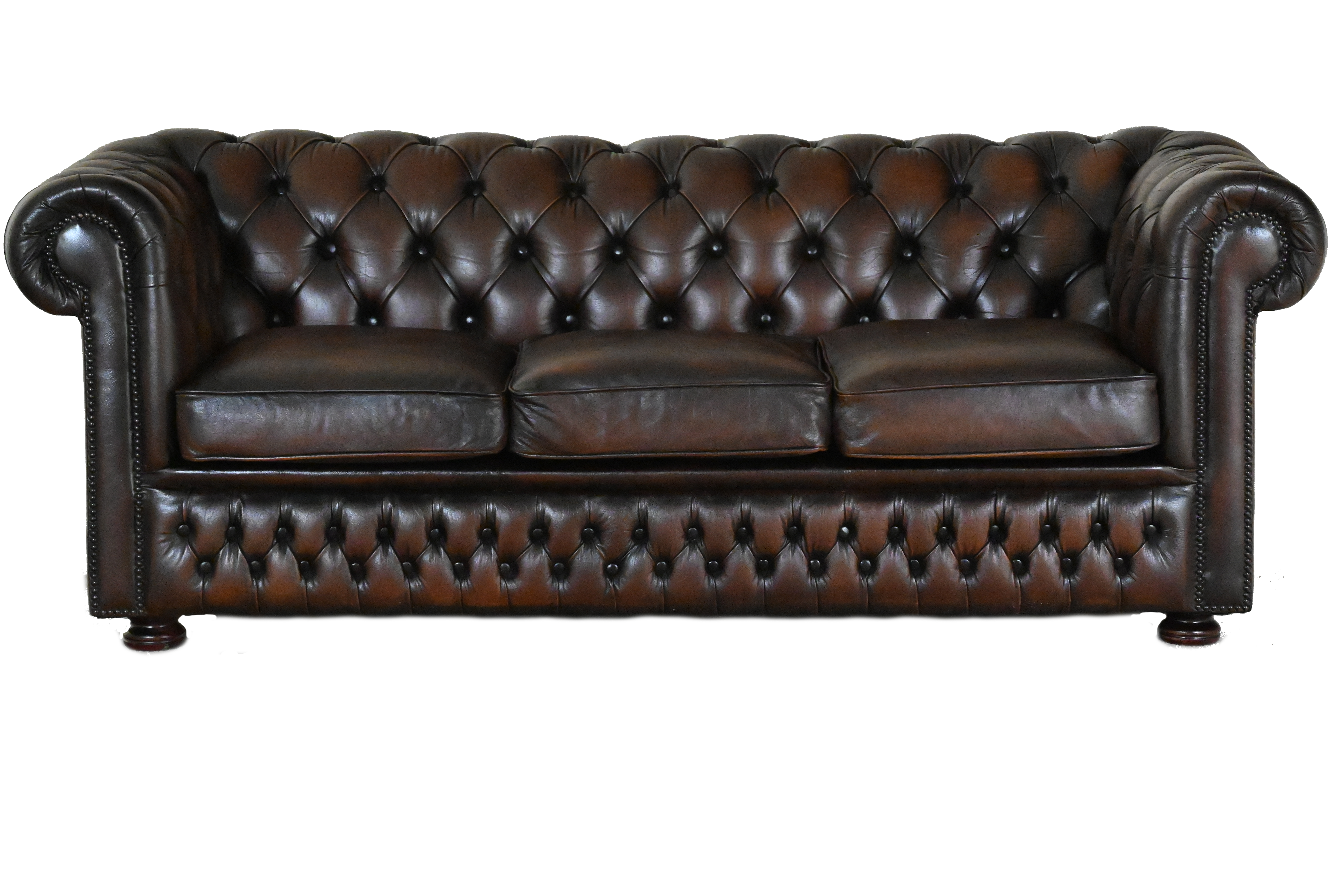 Deze elegante 3-zits Chesterfield biedt zacht zitcomfort en een medium stevige rugleuning. Met gedeeltelijk vernieuwde leer en in uitstekende staat.#245078