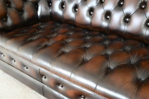 De 3+2 Chesterfield set Majestic biedt tijdloze elegantie en uitstekend zitcomfort. Nu als top-occasion voor €3.495 in voortreffelijke staat.#245121-22