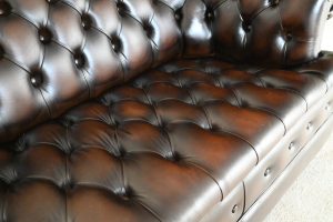 De 3+2 Chesterfield set Majestic biedt tijdloze elegantie en uitstekend zitcomfort. Nu als top-occasion voor €3.495 in voortreffelijke staat.#245121-22