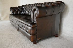 De 3+2 Chesterfield set Majestic biedt tijdloze elegantie en uitstekend zitcomfort. Nu als top-occasion voor €3.495 in voortreffelijke staat.#245121-22