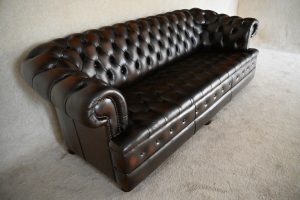 De 3+2 Chesterfield set Majestic biedt tijdloze elegantie en uitstekend zitcomfort. Nu als top-occasion voor €3.495 in voortreffelijke staat.#245121-22