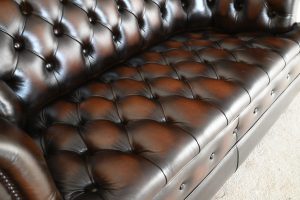 De 3+2 Chesterfield set Majestic biedt tijdloze elegantie en uitstekend zitcomfort. Nu als top-occasion voor €3.495 in voortreffelijke staat.#245121-22