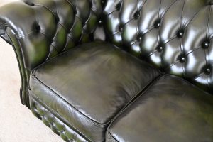 Elegante 2-zits Chesterfield bank met eigentijdse uitstraling en ultiem zitcomfort. Met dubbel afgebiesde armen en eigentijdse looks.#24534