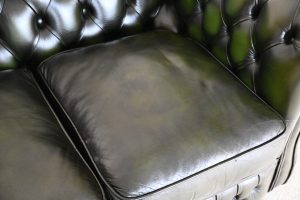 Elegante 2-zits Chesterfield bank met eigentijdse uitstraling en ultiem zitcomfort. Met dubbel afgebiesde armen en eigentijdse looks.#24534