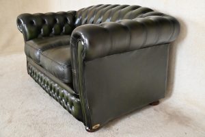 Elegante 2-zits Chesterfield bank met eigentijdse uitstraling en ultiem zitcomfort. Met dubbel afgebiesde armen en eigentijdse looks.#24534