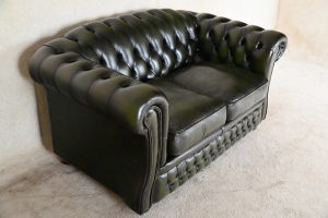 Elegante 2-zits Chesterfield bank met eigentijdse uitstraling en ultiem zitcomfort. Met dubbel afgebiesde armen en eigentijdse looks.#24534