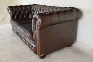 2 identieke Chesterfields 185 cm in antique brown