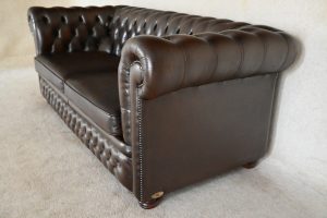 2 identieke Chesterfields 185 cm in antique brown