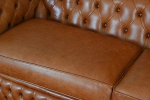 Ontdek deze stijlvolle 3½-zits Chesterfield bank -zits Chesterfield-bank in luxe Old English Bruciato-leder. Met stevig zitcomfort en tijdloze elegantie.#245156