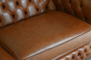 Ontdek deze stijlvolle 3½-zits Chesterfield bank -zits Chesterfield-bank in luxe Old English Bruciato-leder. Met stevig zitcomfort en tijdloze elegantie.#245156