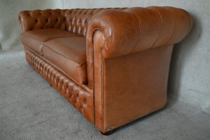 Ontdek deze stijlvolle 3½-zits Chesterfield bank -zits Chesterfield-bank in luxe Old English Bruciato-leder. Met stevig zitcomfort en tijdloze elegantie.#245156