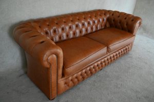 Ontdek deze stijlvolle 3½-zits Chesterfield bank -zits Chesterfield-bank in luxe Old English Bruciato-leder. Met stevig zitcomfort en tijdloze elegantie.#245156