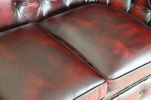 Deze compacte Chesterfield 3-zitsbank biedt een stevig rug en comfortabele stevige zitkussens met vernieuwde zitting en biezen. In onberispelijke staat.#245172