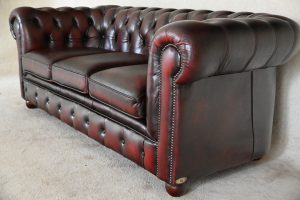 Deze compacte Chesterfield 3-zitsbank biedt een stevig rug en comfortabele stevige zitkussens met vernieuwde zitting en biezen. In onberispelijke staat.#245172