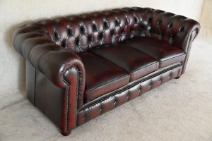 Deze compacte Chesterfield 3-zitsbank biedt een stevig rug en comfortabele stevige zitkussens met vernieuwde zitting en biezen. In onberispelijke staat.#245172