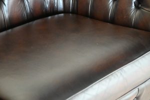 Deze Chesterfield 3-zitsbank biedt een zacht en comfortabel zitcomfort dankzij de binnenvering en medium stevige zitkussens. Met vernieuwde top en bies.#245189