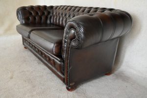 Deze Chesterfield 3-zitsbank biedt een zacht en comfortabel zitcomfort dankzij de binnenvering en medium stevige zitkussens. Met vernieuwde top en bies.#245189