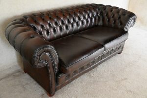 Deze Chesterfield 3-zitsbank biedt een zacht en comfortabel zitcomfort dankzij de binnenvering en medium stevige zitkussens. Met vernieuwde top en bies.#245189