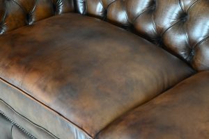 Ontdek deze prachtige geleefde Chesterfield 3-zitsbank met karakter en medium zitcomfort. Zitkussens zijn bijgevuld. In uitstekende staat.#245190