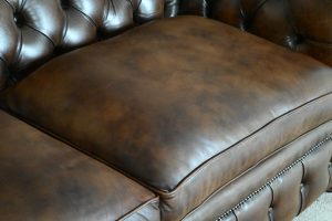 Ontdek deze prachtige geleefde Chesterfield 3-zitsbank met karakter en medium zitcomfort. Zitkussens zijn bijgevuld. In uitstekende staat.#245190