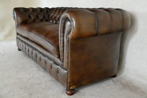 Ontdek deze prachtige geleefde Chesterfield 3-zitsbank met karakter en medium zitcomfort. Zitkussens zijn bijgevuld. In uitstekende staat.#245190