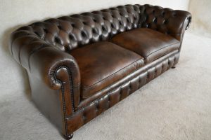 Ontdek deze prachtige geleefde Chesterfield 3-zitsbank met karakter en medium zitcomfort. Zitkussens zijn bijgevuld. In uitstekende staat.#245190