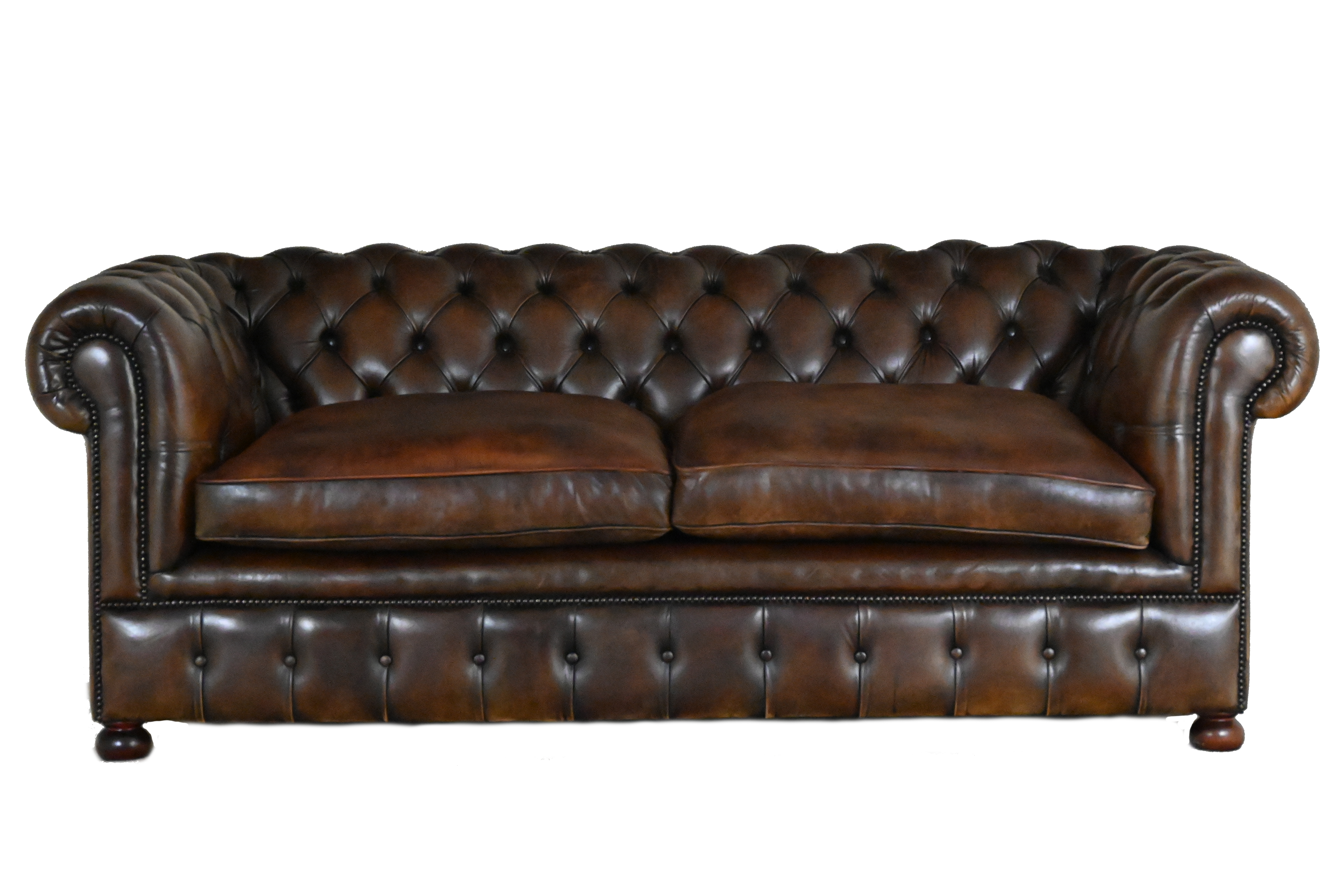 Ontdek deze prachtige geleefde Chesterfield 3-zitsbank met karakter en medium zitcomfort. Zitkussens zijn bijgevuld. In uitstekende staat.#245190